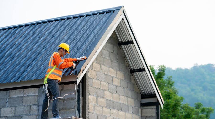 Professional gutter cleaning in Sloan, IA